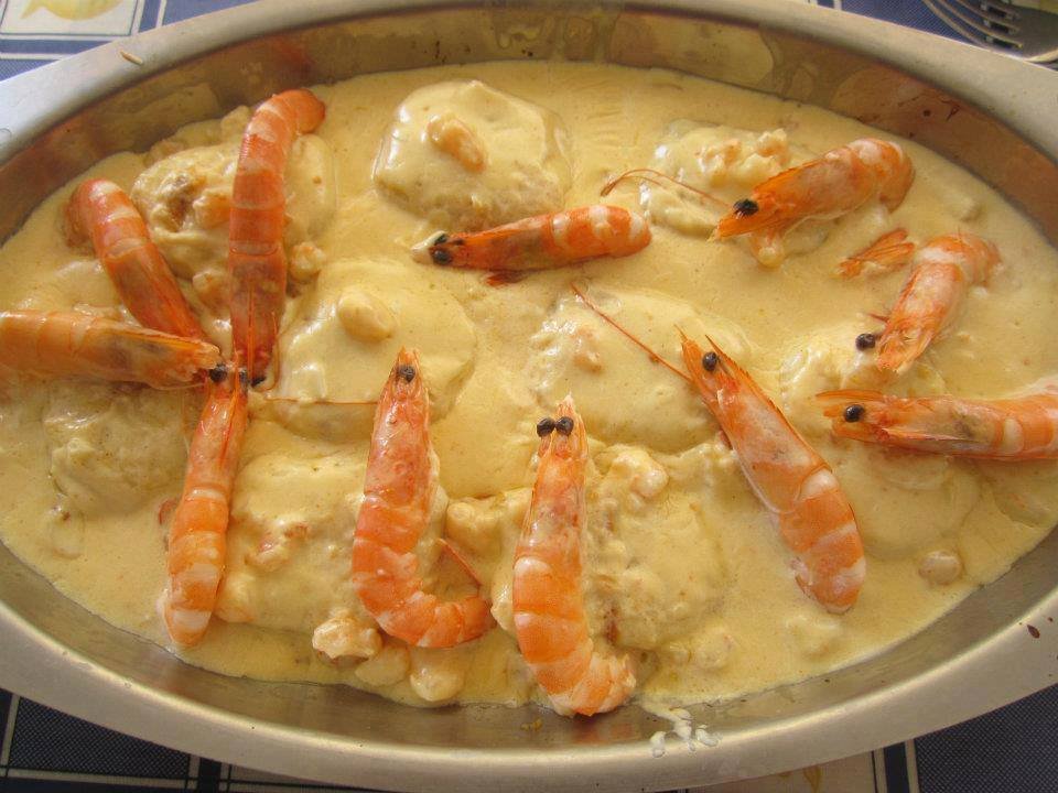 MEDALHÕES DE PESCADA NO FORNO COM MOLHO DE CAMARÃO