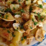 Carne de porco à alentejana caseira com ameijoas e batatas fritas, prato tradicional português cheio de sabor.