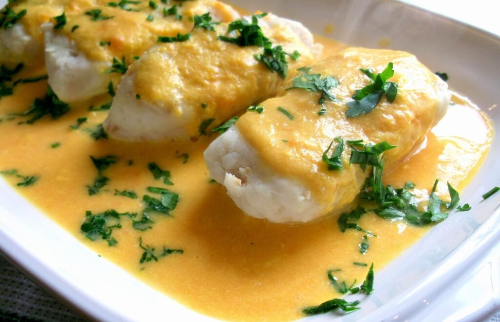 prato de pescada com molho cremoso de legumes e salsa picada