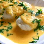 prato de pescada com molho cremoso de legumes e salsa picada