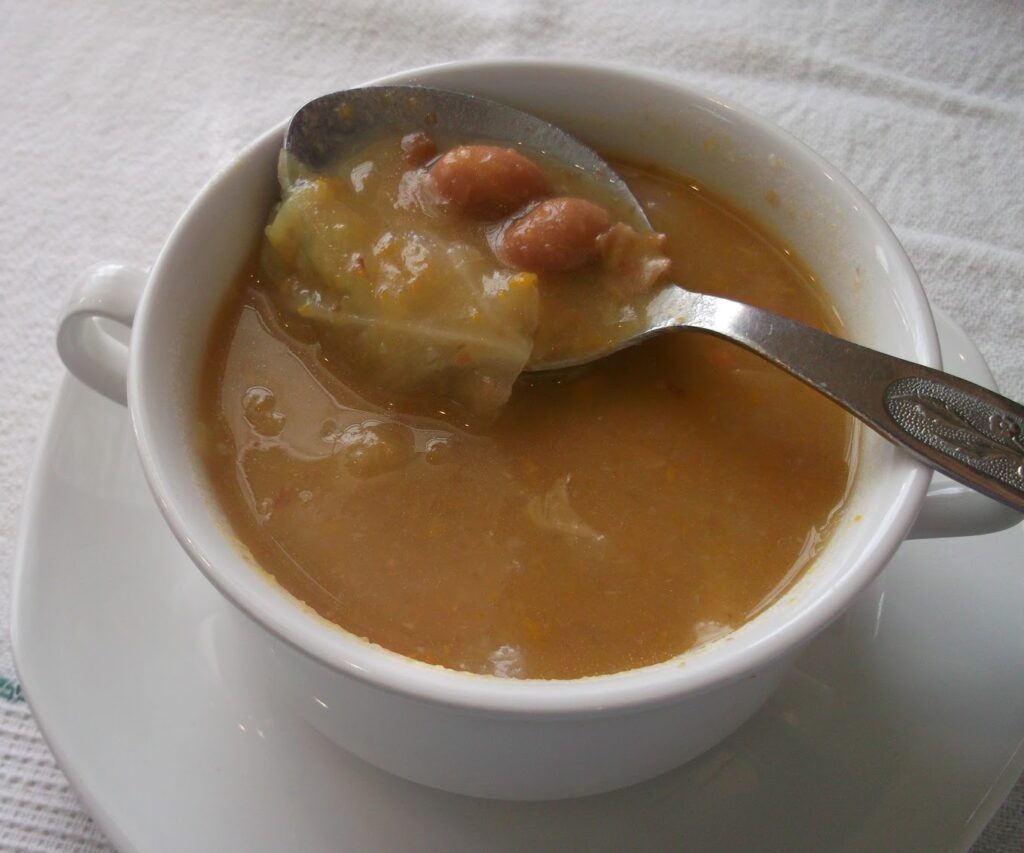 taça de sopa de feijão encarnado cremosa com legumes ripados