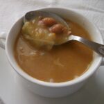 taça de sopa de feijão encarnado cremosa com legumes ripados