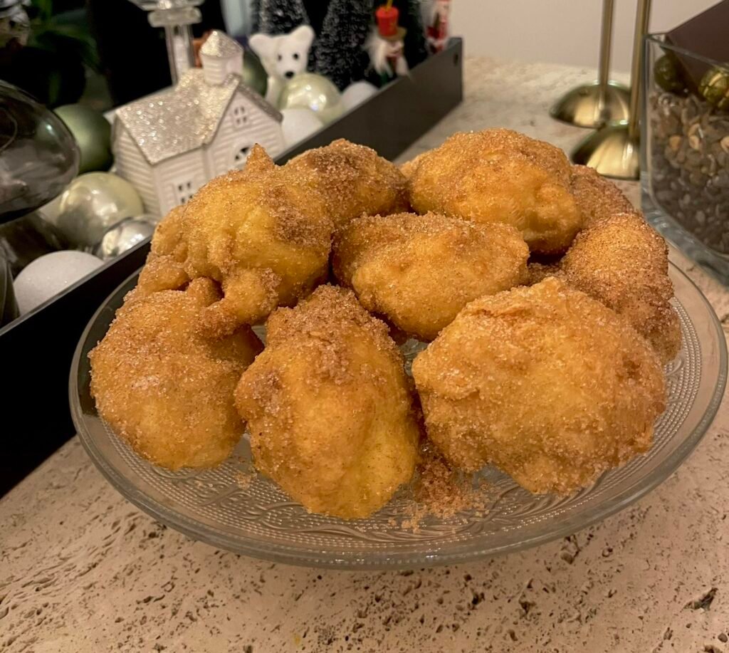 sonhos tradicionais de natal fritos, ocos por dentro, polvilhados com açúcar e canela