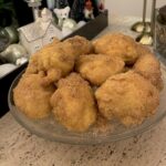 sonhos tradicionais de natal fritos, ocos por dentro, polvilhados com açúcar e canela