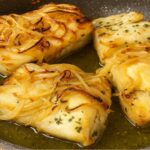 bacalhau frito com cebolada portuguesa, servido com azeite e salsa, prato tradicional português