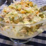 salada russa com atum, fiambre, batata, cenoura e feijão verde, envolvida em maionese cremosa.