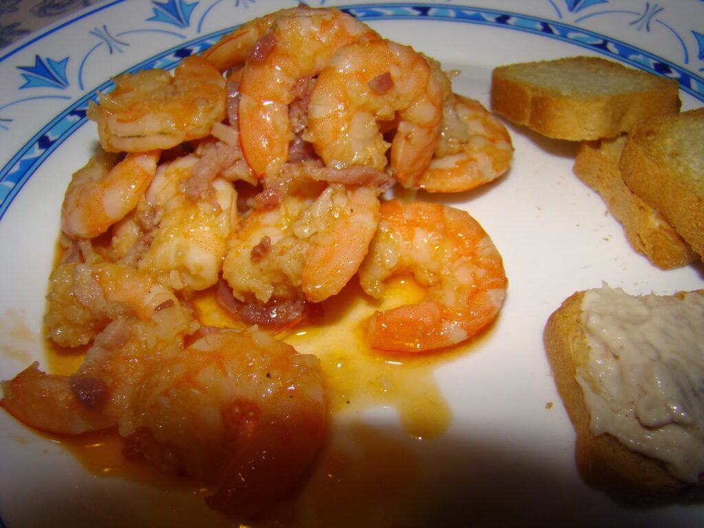 Camarão salteado com bacon e alho em azeite, petisco português simples e delicioso.