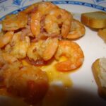 Camarão salteado com bacon e alho em azeite, petisco português simples e delicioso.