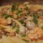 prato de massa cremosa com camarão e cogumelos servido com salsa e queijo Mozzarella
