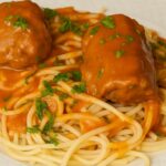 burras de porco estufadas em molho rico e cremoso com vinho licoroso