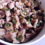 salada de orelha de porco com alho, coentros e azeite, servida fria como petisco tradicional português.