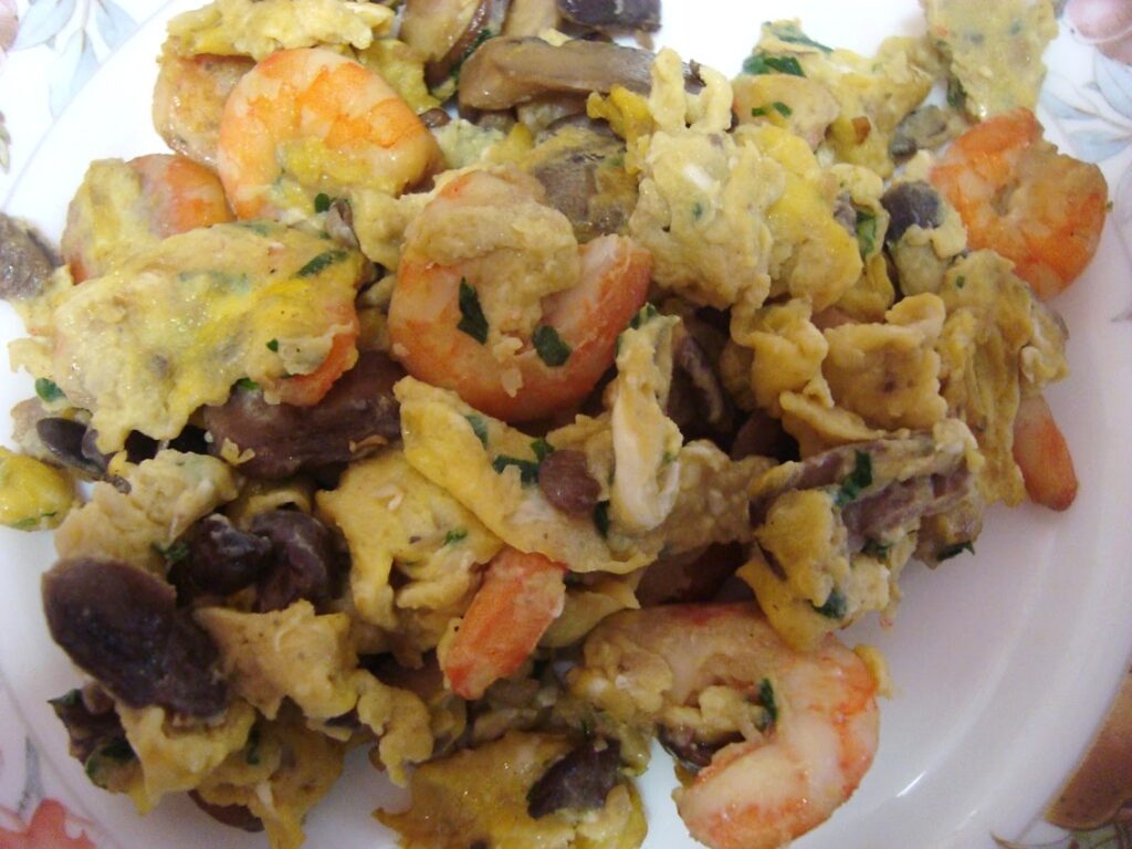 Ovos mexidos com camarão e cogumelos salteados, petisco português simples e saboroso.
