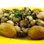 prato de choquinhos na frigideira com alho, coentros e batatas cozidas