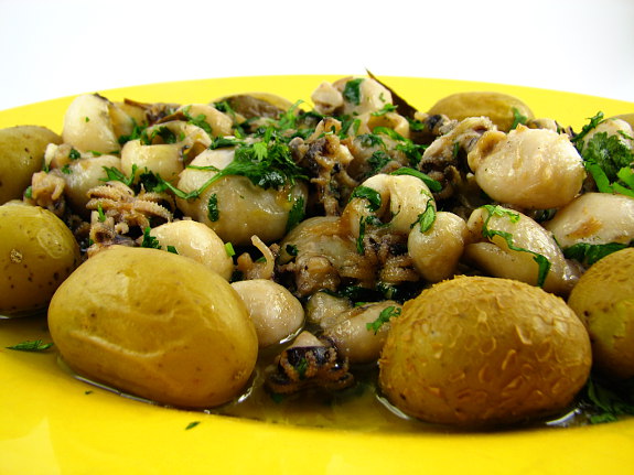 prato de choquinhos na frigideira com alho, coentros e batatas cozidas