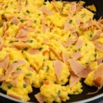 Ovos mexidos cremosos com fiambre e queijo, receita simples e rápida para um jantar leve.