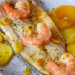 robalo assado com camarão alho e batatas servido com salsa fresca